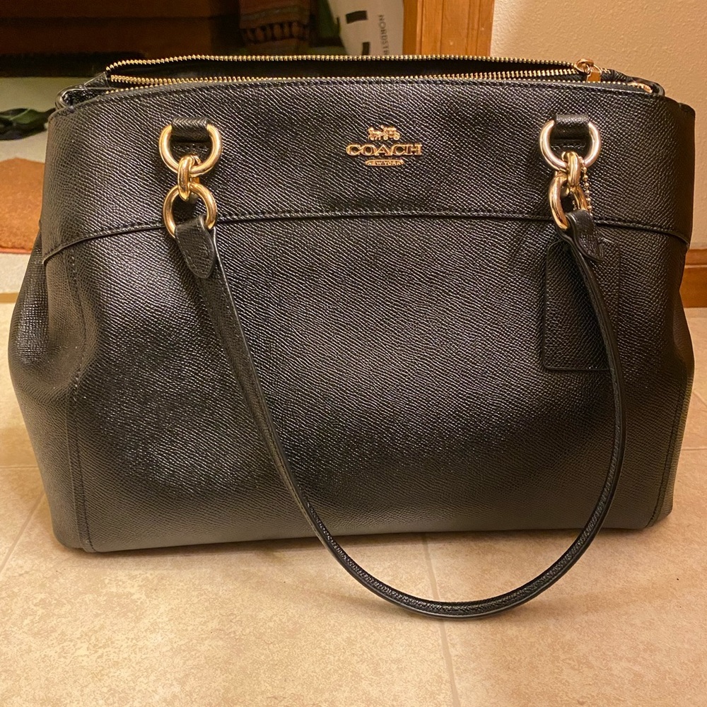 Spacious Coach bag, lightly used!